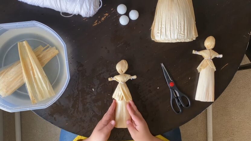 Corn Husk Dolls decoration proces